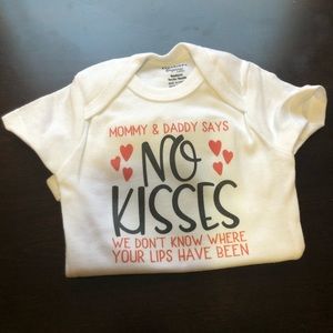 Cute new born onesie. Funny. No kisses. 😘